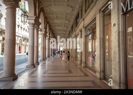 Via portici e archi su Via Roma che è la strada principale che corre attraverso il centro storico di Torino Foto Stock