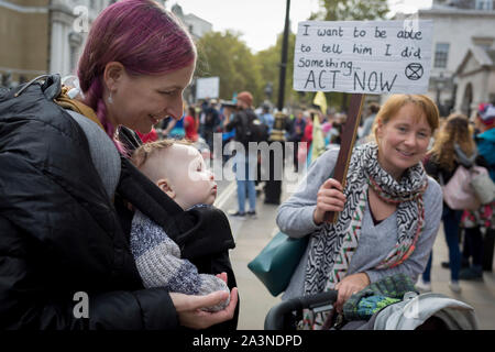 Attivista ambientale madri protestare contro il cambiamento climatico durante una occupazione di Trafalgar Square a Londra centrale, il terzo giorno di due settimane di prolungate proteste in tutto il mondo dai membri di estinzione della ribellione, il 9 ottobre 2019, a Londra, in Inghilterra. Foto Stock