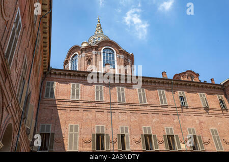 Cappella della Sacra Sindone - vista esterna di Compact cappella barocca costruita per contenere la Sindone di Torino in Piazza San Giovanni, Torino, Italia Foto Stock