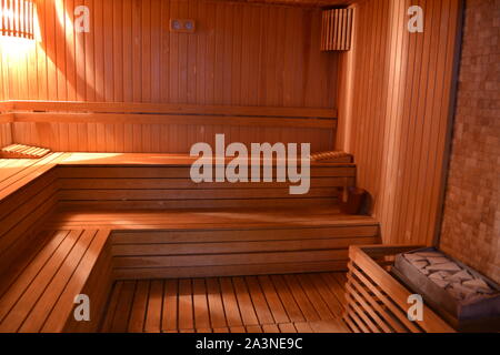 Sauna in legno, aree con posti a sedere e pietre calde, lusso sauna comunale in spa in Turchia Foto Stock