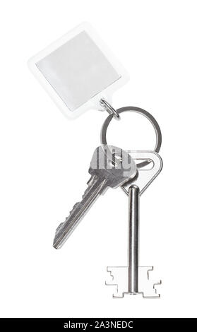 Due tasti della porta sul portachiavi con portachiavi vuoto isolato su sfondo bianco Foto Stock