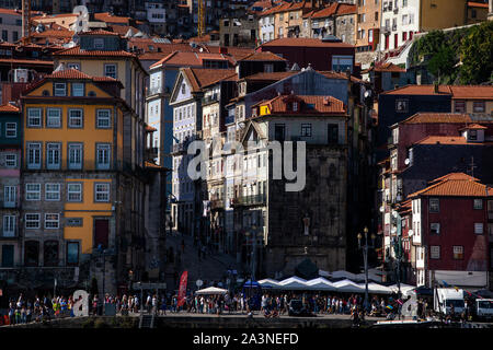 Porto, Portogallo - 26 Luglio 2019: vista degli edifici colorati presso il quartiere Ribeira nella città di Porto, Portogallo. Foto Stock