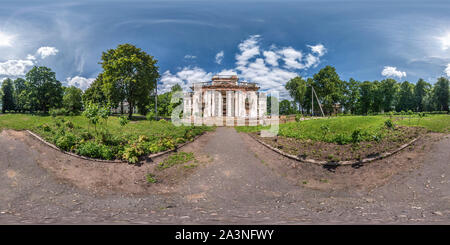 Visualizzazione panoramica a 360 gradi di Piena sferica perfetta hdri panorama a 360 gradi angolo di vista nei pressi di pietra abbandonato rovinato il palazzo ed il parco complesso in proiezione equirettangolare, VR AR