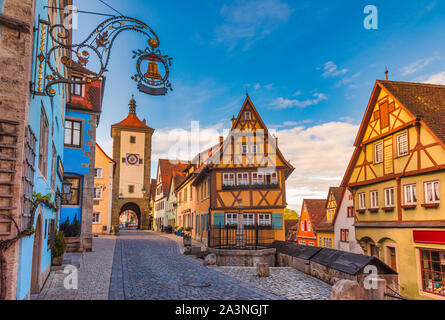 Visualizzazione classica del pittoresco Plonlein (piazzetta) a Rothenburg ob der Tauber, Baviera, Germania, Europa, una delle più popolari destinazioni di viaggio Foto Stock