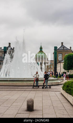 Fontana di Amaliehaven o Amalie giardini sul lungomare con Amalienborg o il Palazzo Reale e la Chiesa di Marmo in Copenhagen. Danimarca Foto Stock