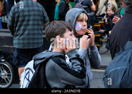 Whitehall, Londra, Regno Unito. Il 9 ottobre 2019. La ribellione di estinzione il cambiamento climatico manifestanti intorno a Westminster. Credito: Matteo Chattle/Alamy Live News Foto Stock