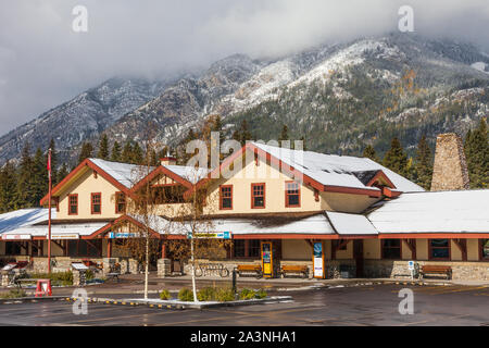 Banff Stazione ferroviaria sullo sfondo di montagne rocciose dopo la prima leggera nevicata della stagione Foto Stock