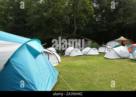 Le tende nel campeggio con terreno erboso Foto Stock