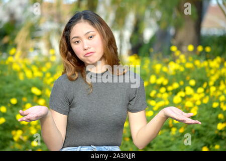 Un indeciso giovane persona diversi Foto Stock