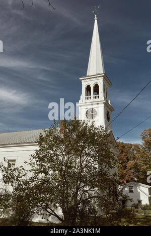 Primo piano del campanile su Peacham chiesa congregazionale nella piccola Nuova Inghilterra città di Peacham, Vermont. Foto Stock