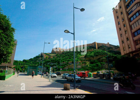 Castello di SANTA BARBARA FOTOGRAFATO FRO UNA GIUNZIONE SU AVE DE JAIME II, Alicante. Foto Stock