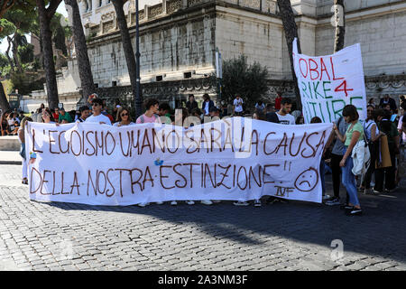 27 set 2019. Il venerdì per il futuro. Sciopero della scuola per il clima. Gli studenti italiani in possesso di un banner in Roma, Italia. Foto Stock