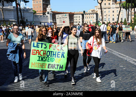 27 set 2019. Azione per il clima la settimana. Il venerdì per il futuro. Sciopero della scuola per il clima. Gli studenti e gli adolescenti con cartelli in Roma, Italia. Foto Stock