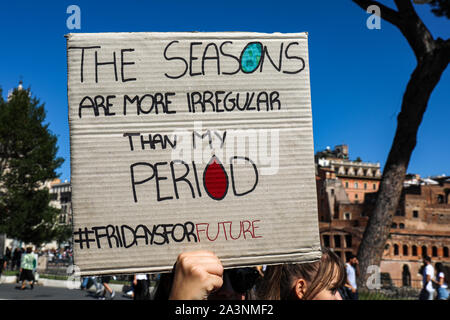 "Le stagioni sono più irregolare rispetto al mio periodo " -cartellone. Il venerdì per il futuro. Sciopero della scuola per il clima. 27 set 2019. Roma, Italia. Foto Stock