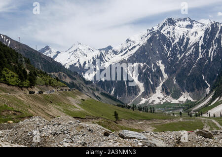 Vedute panoramiche dalla fase iniziale della Zoji La Pass da qualche parte dopo Baltal, Jammu e Kashmir India Foto Stock