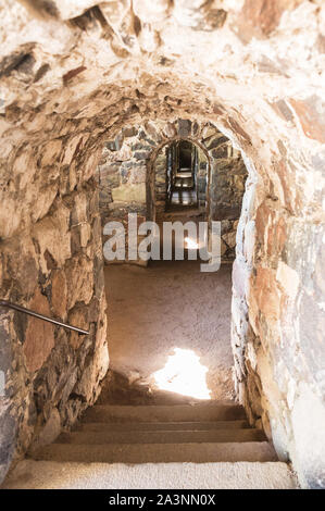 Lungo corridoio dentro le mura della Fortezza di Suomenlinna (o Sveaborg), Helsinki, Finlandia. Foto Stock