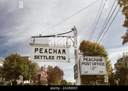 Peacham, Vermont - Settembre 29th, 2019: direzionale in legno segno posto nel piccolo New England città di Peacham, Vermont Foto Stock