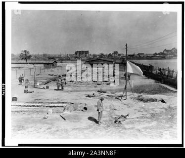 Sito di masterizzazione di massa di 250 Polacco e Francese e operai slave a Nazi camp vicino a Leipzig il 19 aprile 1945, il giorno prima che la città è stata catturata da 69Inf. Div. Prima U.S. Esercito. Le vittime sono state confinate in un edificio. Una bomba è esplosa. Uomini che hanno rotto le porte verso il basso la fuga, sono stati macchina sparata da SS naziste truppe / venditori. Foto Stock