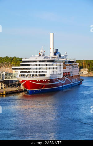 La Viking Line di trasporto passeggeri e di traghetto per auto Viking grazia con innovativo Flettner rotore di vela ormeggiata al terminal del porto di Turku Turku Finlandia Europa Foto Stock