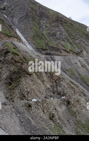 Veicoli fanno il loro cammino fino il pericoloso Zoji La Pass, Srinagar - Leh autostrada nazionale, Jammu e Kashmir India Foto Stock