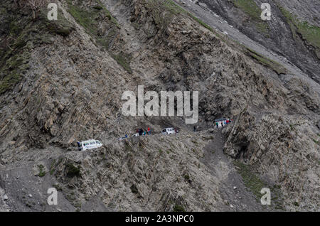 Veicoli fanno il loro cammino fino il pericoloso Zoji La Pass, Srinagar - Leh autostrada nazionale, Jammu e Kashmir India Foto Stock