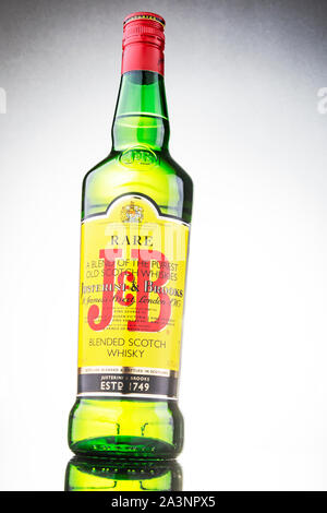 J&B scotch whisky blended sul gradiente dello sfondo. Justerini e ruscelli è posseduto dalla multinazionale Diageo plc. Foto Stock