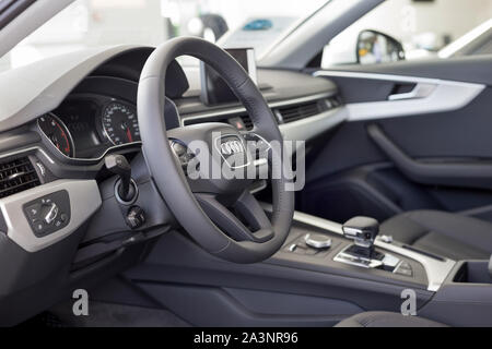 Russia, Izhevsk - Settembre 11, 2019: Audi showroom. Interno del nuovo e moderno che Audi A4. Famoso marchio mondiale. Foto Stock