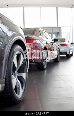 Russia, Izhevsk - Settembre 11, 2019: le nuove vetture Audi showroom. Famoso marchio mondiale. Veicoli di prestigio. Foto Stock