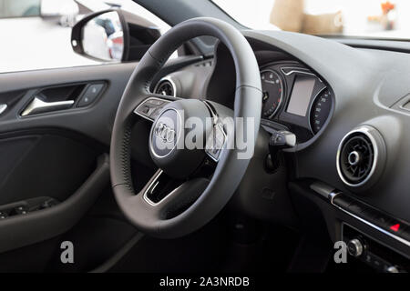 Russia, Izhevsk - Settembre 11, 2019: Audi showroom. Interno del nuovo e moderno che Audi A3. Famoso marchio mondiale. Foto Stock