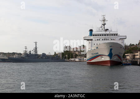 Sebastopoli, Crimea, Russia - Luglio 24, 2019: nave Scout Ivan Khurs e la nave di crociera principe Vladimiro in Sevastopol Porta a Mare, Crimea Foto Stock