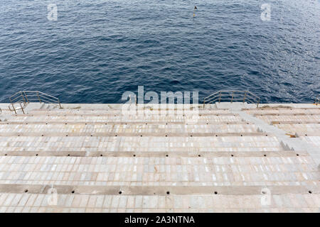 Svuotare solarium Spiaggia Floating Dyke struttura al mare Foto Stock