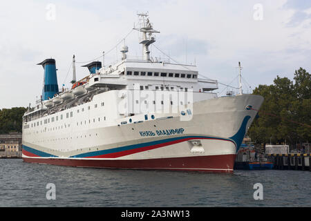 Sebastopoli, Crimea, Russia - Luglio 24, 2019: nove-ponte nave passeggeri principe Vladimiro in Sevastopol Porta a Mare, Crimea Foto Stock