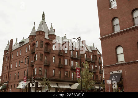 Burlington, Vermont - Settembre 29th, 2019: Commerciale Negozi e ristoranti lungo la strada pedonale per lo shopping mall Church Street Marketplace. Foto Stock