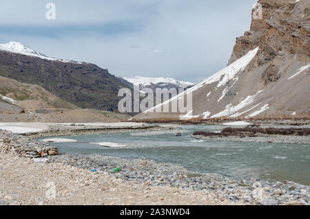 I DRA di fiume che scorre attraverso il bellissimo paesaggio di montagna accanto a Srinagar - Leh autostrada nazionale, Ladakh, India Foto Stock