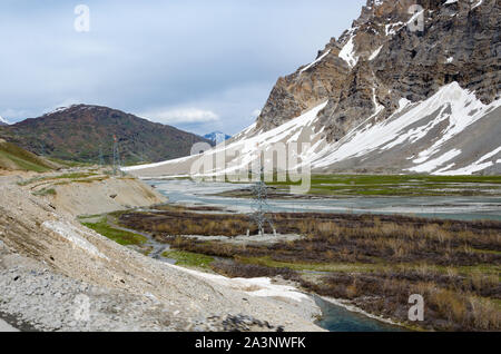 I DRA di fiume che scorre attraverso il bellissimo paesaggio di montagna accanto a Srinagar - Leh autostrada nazionale, Ladakh, India Foto Stock