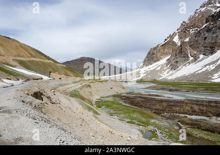 I DRA di fiume che scorre attraverso il bellissimo paesaggio di montagna accanto a Srinagar - Leh autostrada nazionale, Ladakh, India Foto Stock