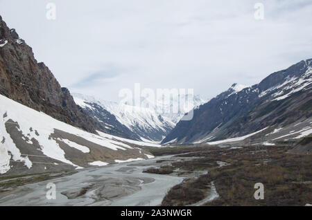 I DRA di fiume che scorre attraverso il bellissimo paesaggio di montagna accanto a Srinagar - Leh autostrada nazionale, Ladakh, India Foto Stock