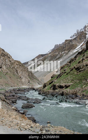 I DRA di fiume che scorre attraverso il bellissimo paesaggio di montagna accanto a Srinagar - Leh autostrada nazionale, Ladakh, India Foto Stock