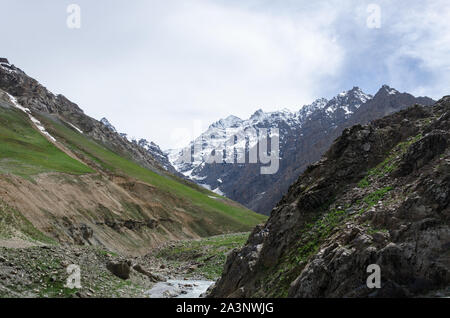 Vista delle montagne mentre viaggia su Srinagar - Leh autostrada nazionale, Ladakh, India Foto Stock