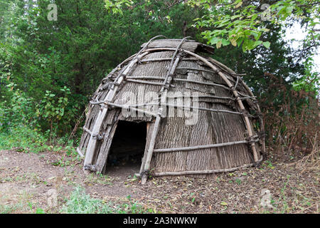 Lenape wigwam indiano shelter (ricostruzione) realizzato con tulip di corteccia di albero. Inwood Hill Park, New York City. Foto Stock