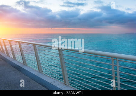 Vista dal terrapieno oceano recinto durante il tramonto Foto Stock