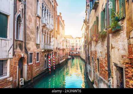 Strade strette con canali ed edifici di appartamenti a Venezia, Italia Foto Stock