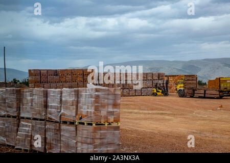 Magazzino di cava di mattoni in ceramica. La costruzione di base. Foto Stock