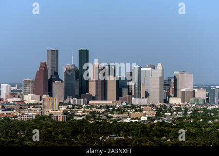 Skyline di Houston, come si vede dal tetto di 41 piani Marathon Oil Tower, sede del Marathon Oil Corporation, che si trova a diverse miglia ovest dal centro cittadino di Houston, Texas Foto Stock