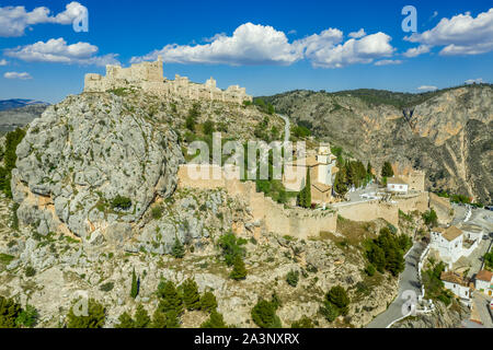 Moncin mura medievali e pittoresco villaggio in Andalusia vicino a Granada con castello in rovina vista aerea di uno dei più bei villaggi della Spagna Foto Stock