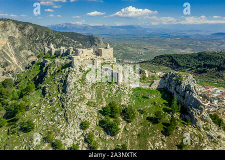 Moncin mura medievali e pittoresco villaggio in Andalusia vicino a Granada con castello in rovina vista aerea di uno dei più bei villaggi della Spagna Foto Stock