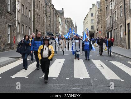 Migliaia di persone provenienti da tutta la Scozia si riuniscono a Edimburgo per il tutto sotto uno striscione indipendenza marzo 2019 in Scozia, Regno Unito, Europa Foto Stock