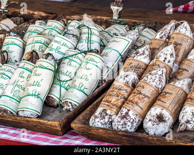 Salsicce in vendita al mercato dei prodotti freschi in Provenza. Foto Stock