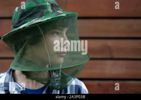 Un viaggiatore l uomo nella maschera di zanzara per proteggere il viso da insetti Foto Stock