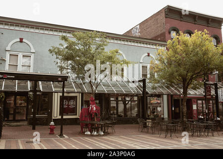 Burlington, Vermont - Settembre 29th, 2019: Commerciale Negozi e ristoranti lungo la strada pedonale per lo shopping mall Church Street Marketplace. Foto Stock